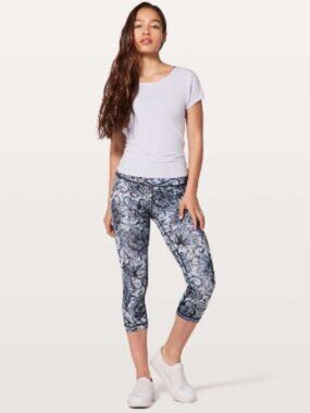 Like New! Lululemon Wunder Under Crop (Hi-Rise) *Full-On Luxtreme 21" in Size 6